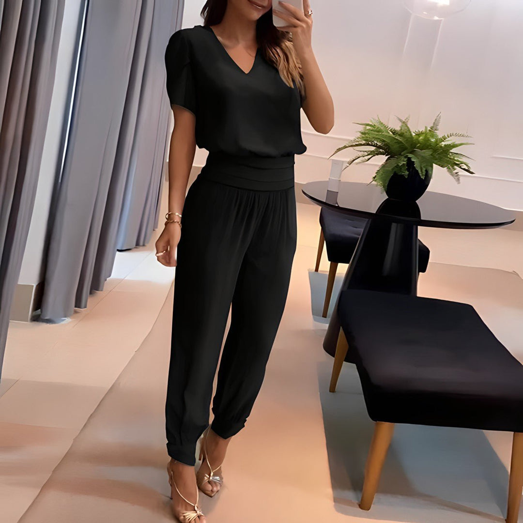 Fashionable women's coordinating set, a comfortable two-piece top and bottom outfit for everyday chic style.