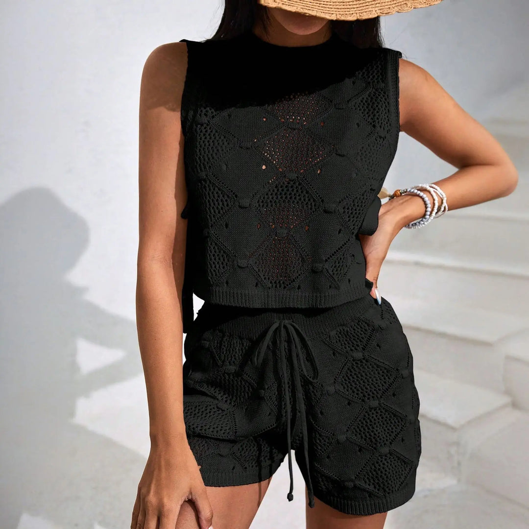 Breezy women's two-piece shorts set. Sleeveless top, high-waist design. Essential summer outfit & beachwear.