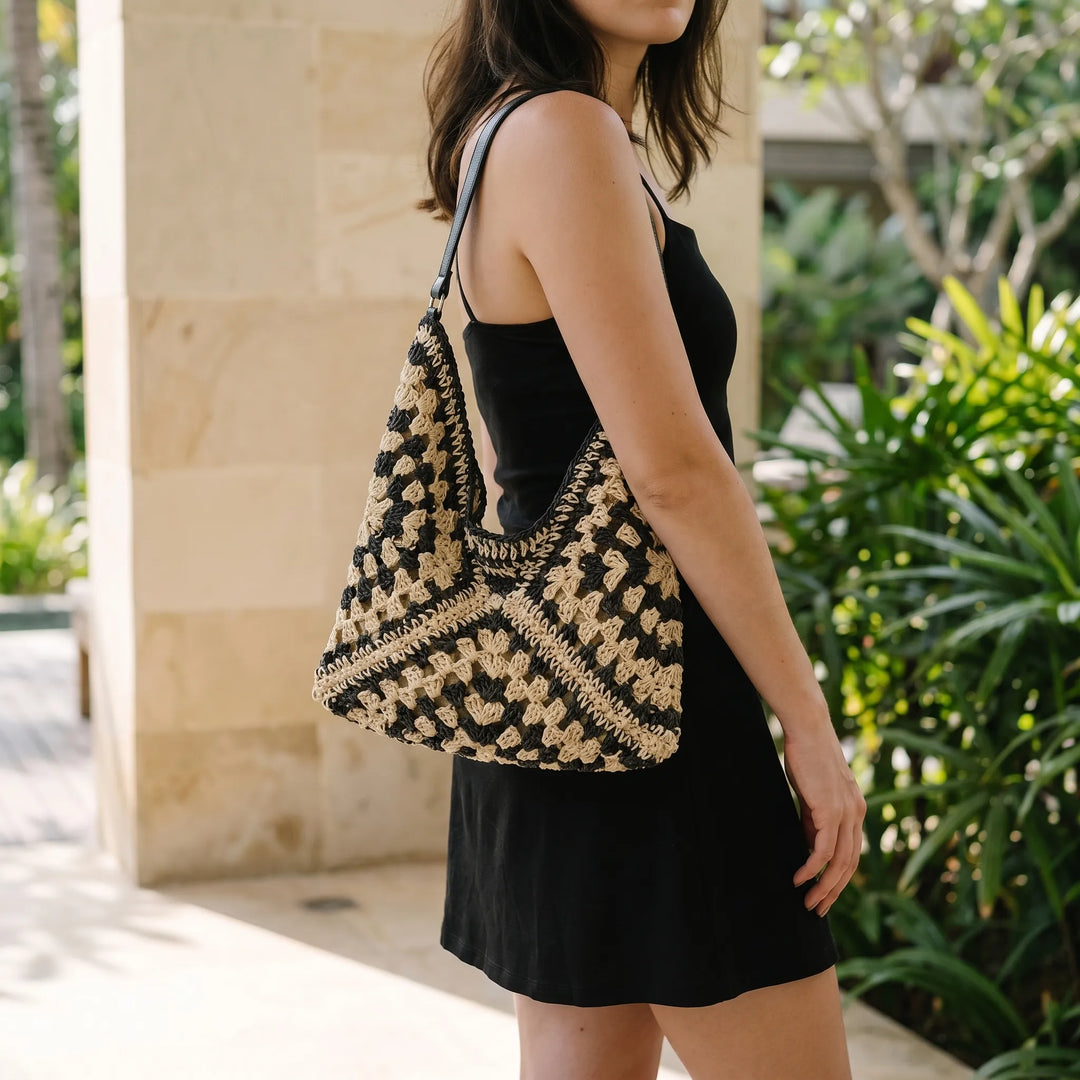 Chic women's woven shoulder tote bag for summer. Stylish and casual everyday fashion accessory, perfect for travel.