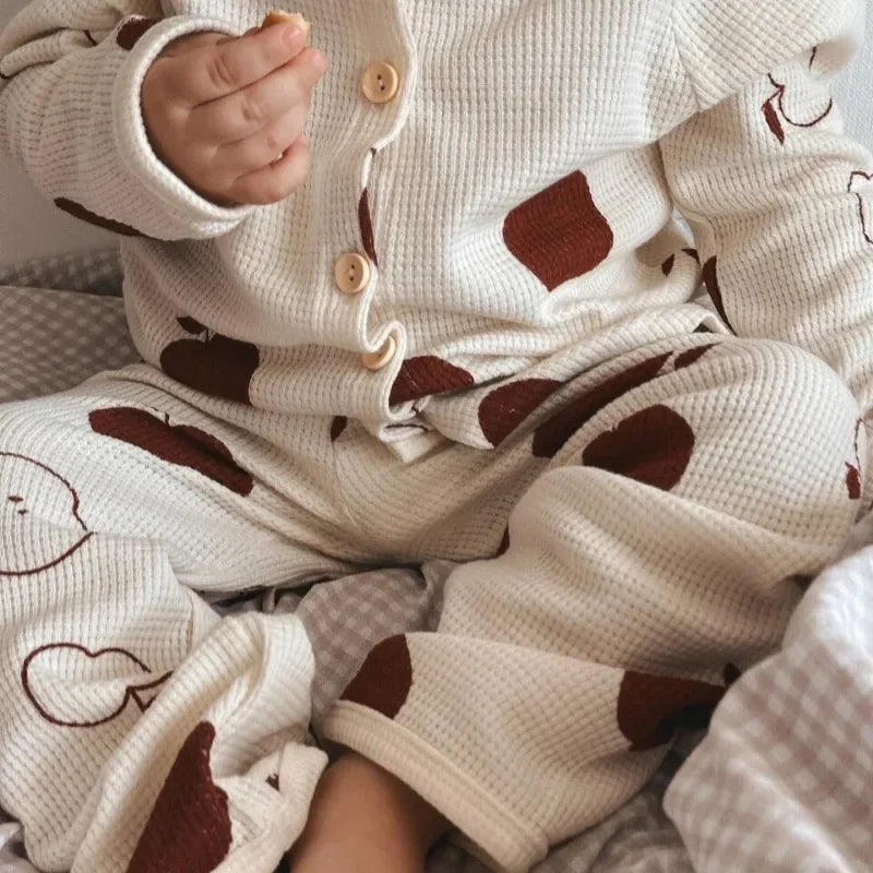 Soft children's pajamas in airy cotton, featuring a playful print, ideal for sensitive skin