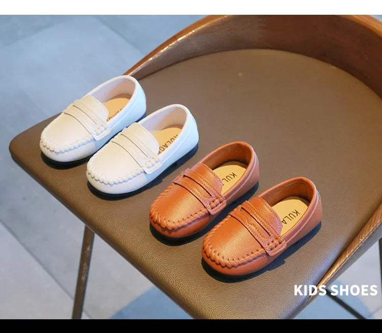 Boys' sturdy black leather slip-on school loafers, featuring a simple and elegant design.