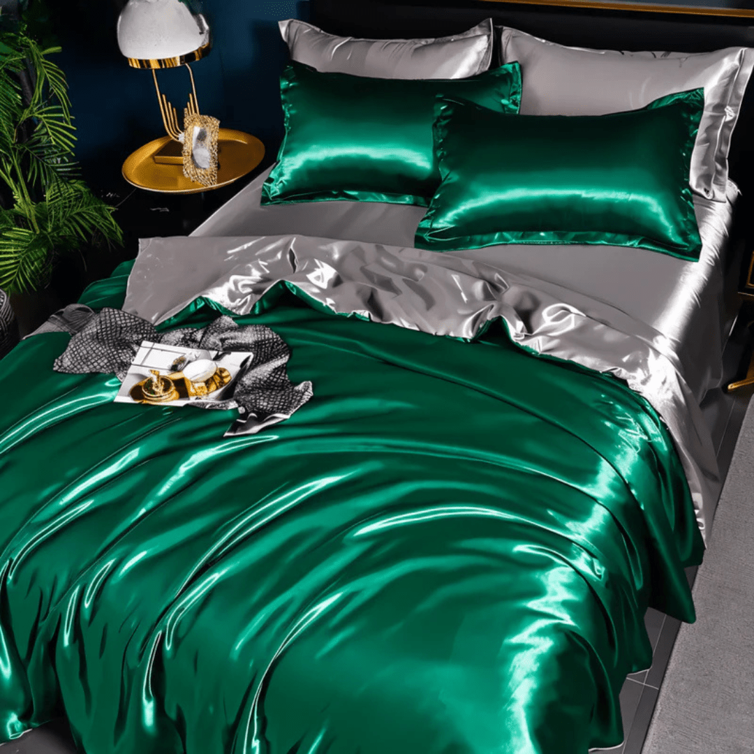 Soft touch polyester duvet cover, perfect for a cozy bedroom, designed for luxury and all-season comfort.