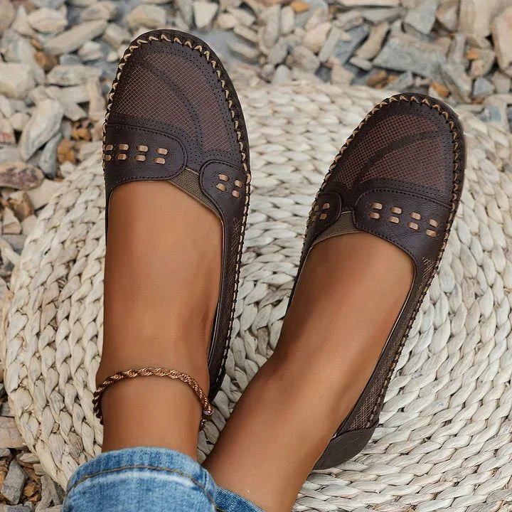 Elegant women's flats, combining orthopedic comfort with modern perforated design for daily wear.
