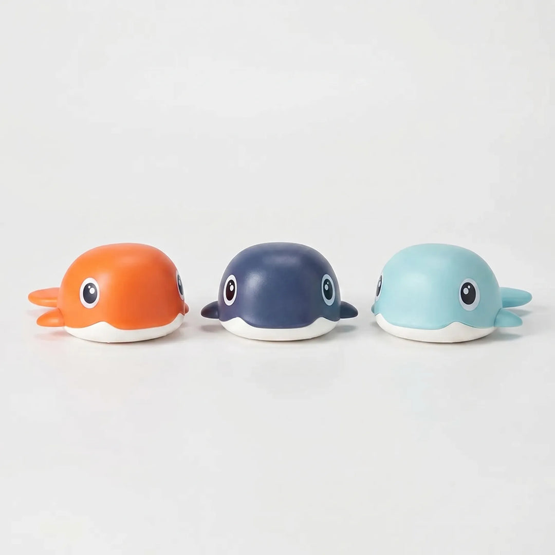 Wind-up floating whale bath toy for children. Engaging water playtime, no batteries needed.