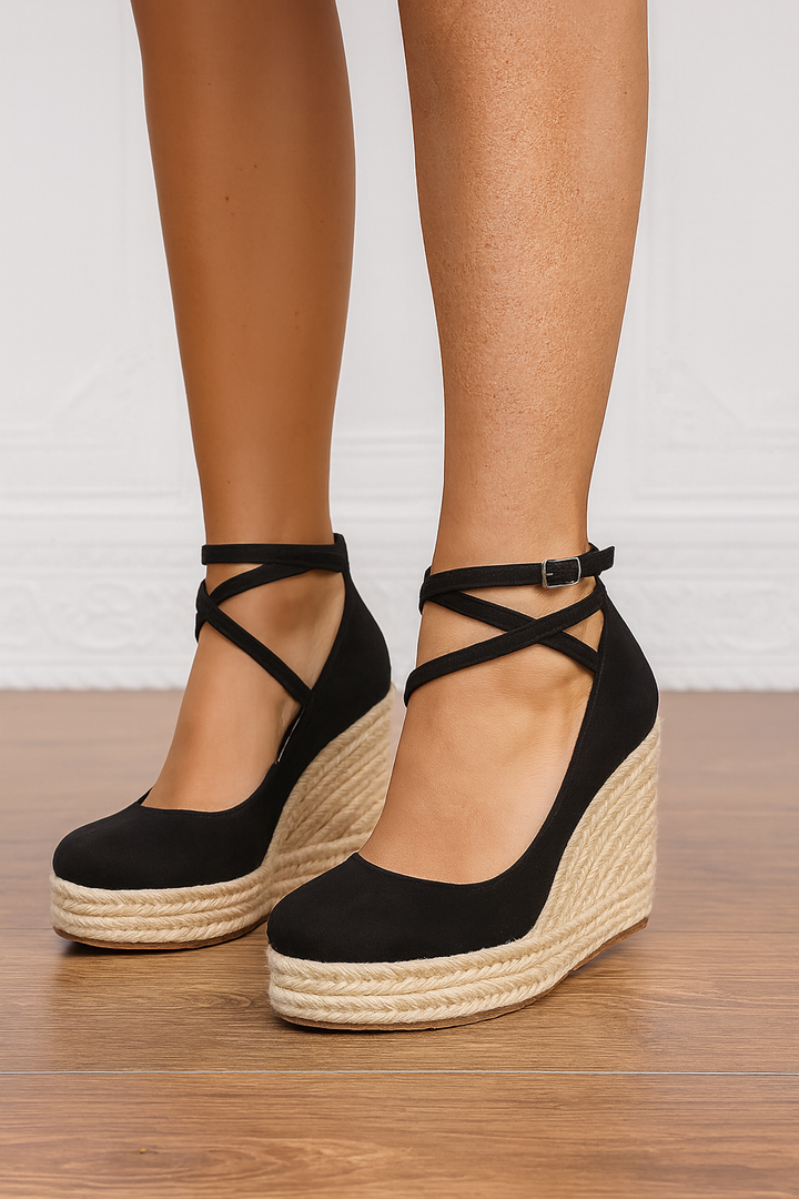 Comfortable women's strappy flat sandals. Perfect for summer casual wear, versatile open-toe footwear.