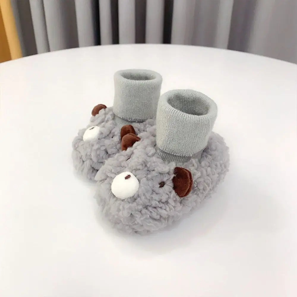 Warm winter babywear: adorable baby bear fleece slippers for toddlers, featuring a soft and flexible sole.