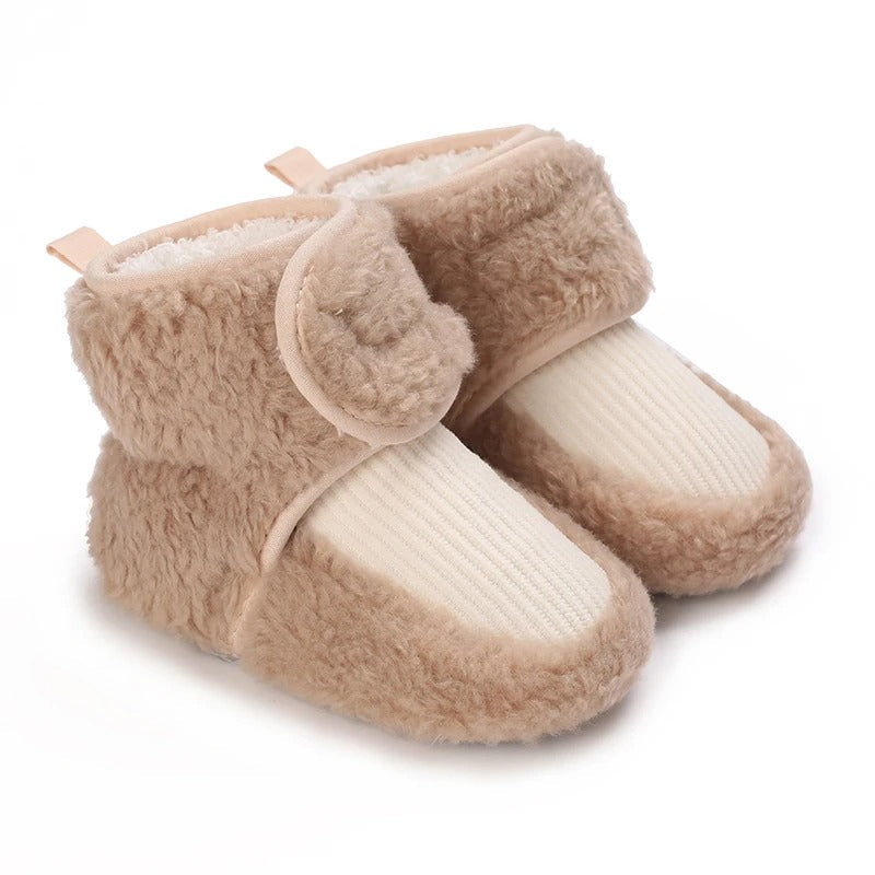 Cozy baby shoes, animal-themed, providing ultimate warmth for little ones.