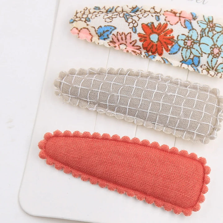 Giftable flower print hair clip set for baby girls. Charming floral accessories, perfect for infants & toddlers.