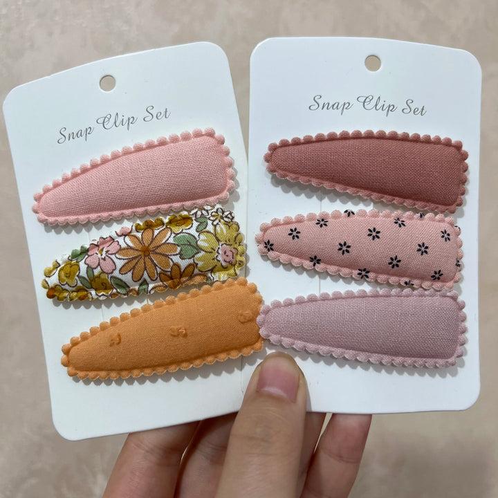 Sweet flower print hair clip set, ideal for baby girls. Adorable polyester floral accessories for infants.