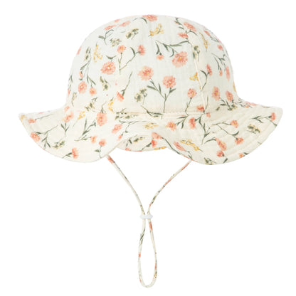 Adorable baby sun hat in pink cotton, featuring a wide brim for optimal infant sun protection.