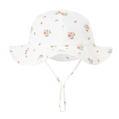 Foldable baby sun protection hat in lightweight cotton, perfect for travel and outdoor use.