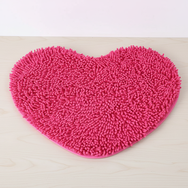 Cute heart-shaped bath mat, ultra-absorbent microfiber chenille with anti-slip base for bathroom.