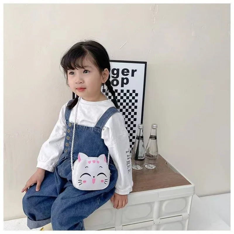 Children's fashion cat crossbody bag made of PU leather, a small purse with adjustable strap.
