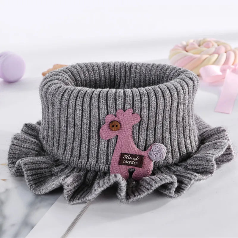 Baby accessories: knitted giraffe neck warmer, super soft and perfect for infants.
