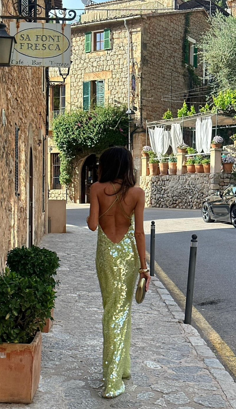 Elegant women's dazzling green backless homecoming dress, a long maxi gown for prom, parties, or formal occasions.