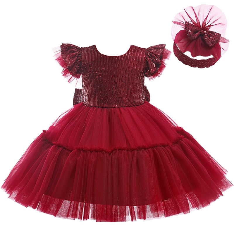 White knee-length girls' dress, elegant with puffy mesh sleeves, ideal for a memorable party.