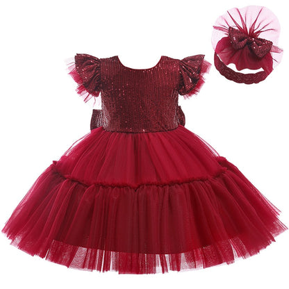 White knee-length girls' dress, elegant with puffy mesh sleeves, ideal for a memorable party.