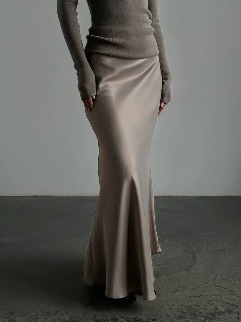 Elegant high-waist fishtail skirt, ideal for achieving a polished special occasion look.