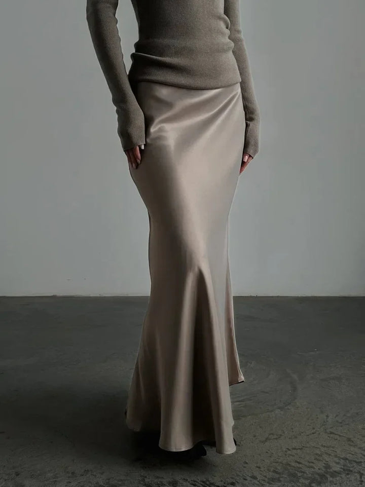 Elegant high-waist fishtail skirt, ideal for achieving a polished special occasion look.