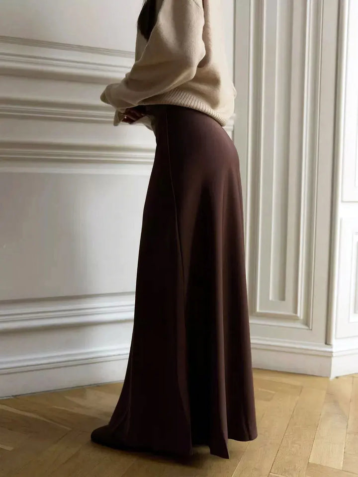 Elegant women's fashion: high-waist fishtail maxi skirt for a memorable evening.