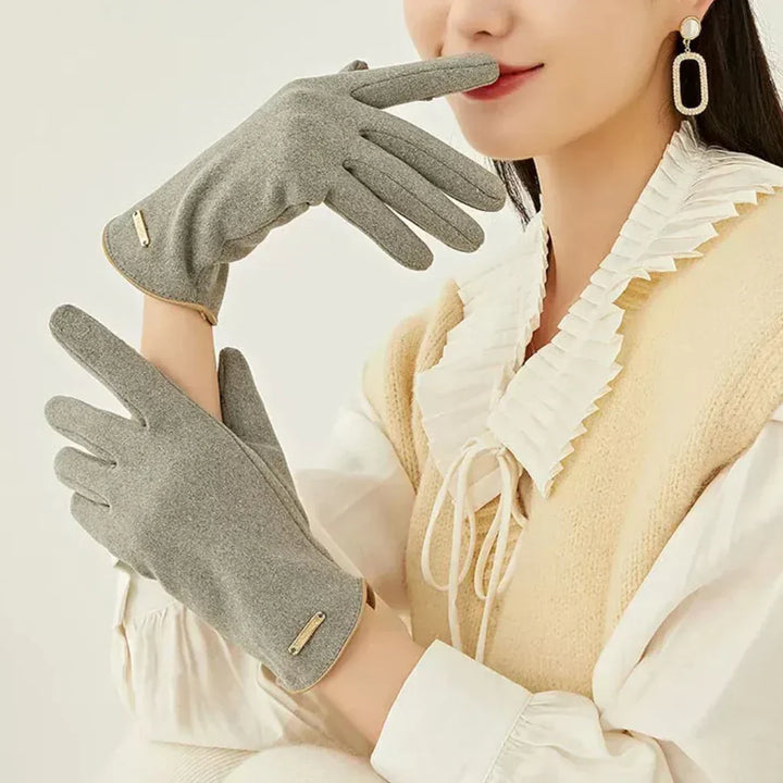Warm and elegant green women's gloves, touchscreen ready for winter.