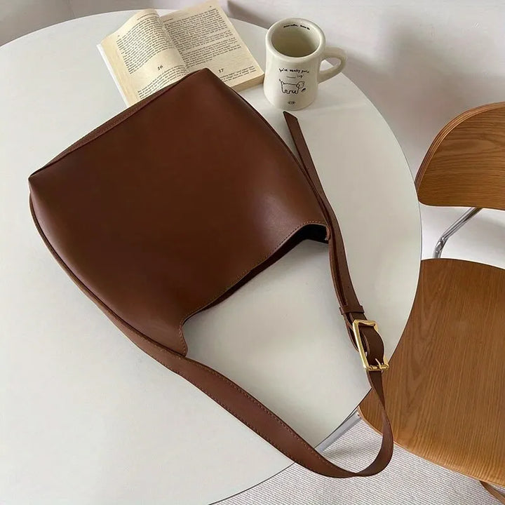 Fashionable brown shoulder/crossbody bag for women. Elegant, versatile, and ideal for daily essentials.