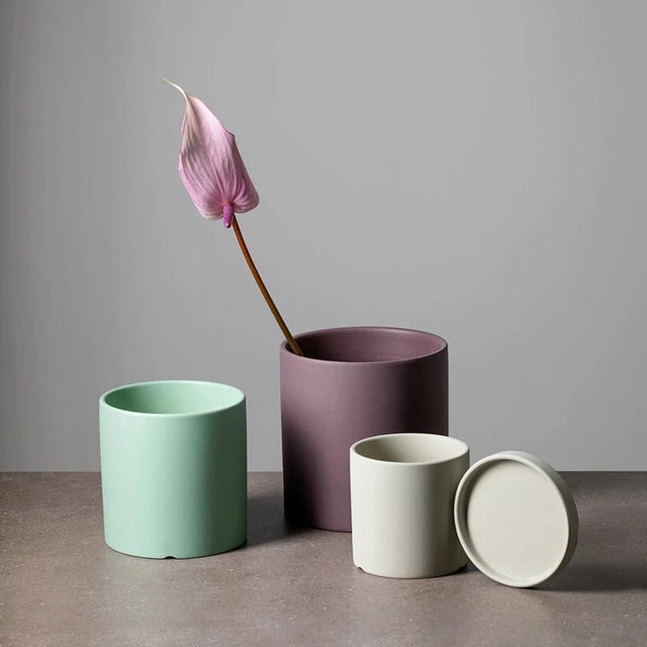 Stylish ceramic flowerpot and saucer set, ideal for displaying indoor plants beautifully.