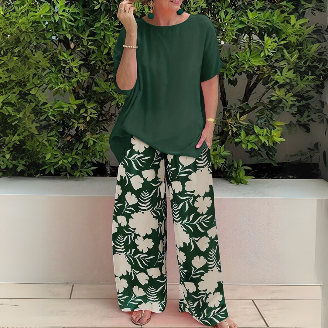 Elegant plus size women's floral two-piece set with wide-leg pants. Comfortable matching outfit for versatile wear.