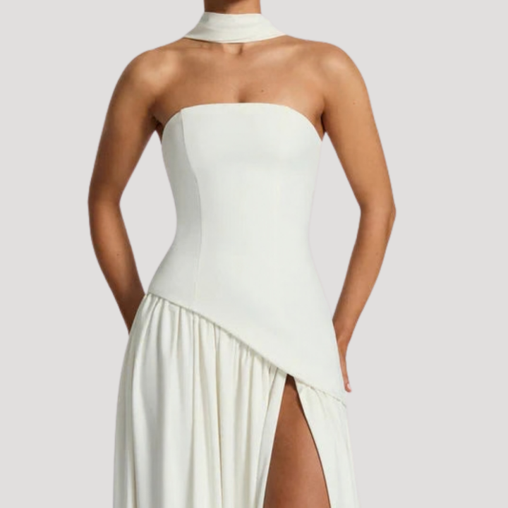 Beautiful strapless pleated formal dress, an elegant long gown for women's proms.