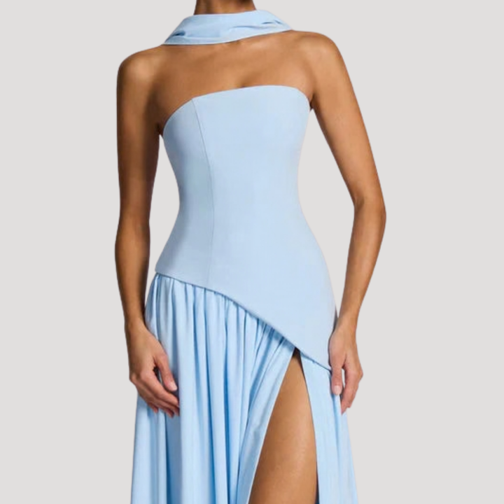 Stunning pleated strapless formal dress, an elegant long gown for women's parties.