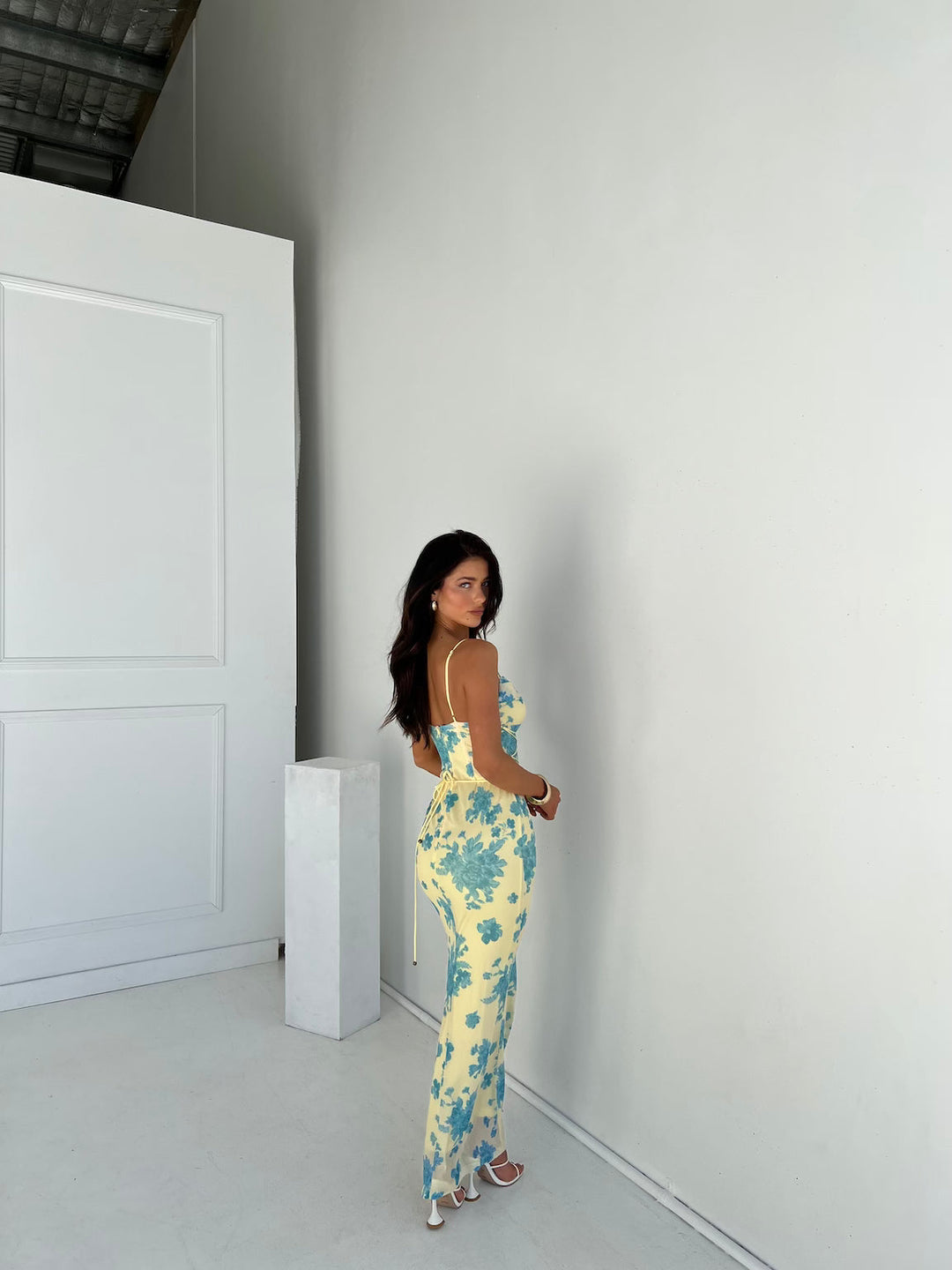 Sleeveless Annabelle floral maxi dress, an elegant long summer dress for women. Ideal for special occasions and guests.