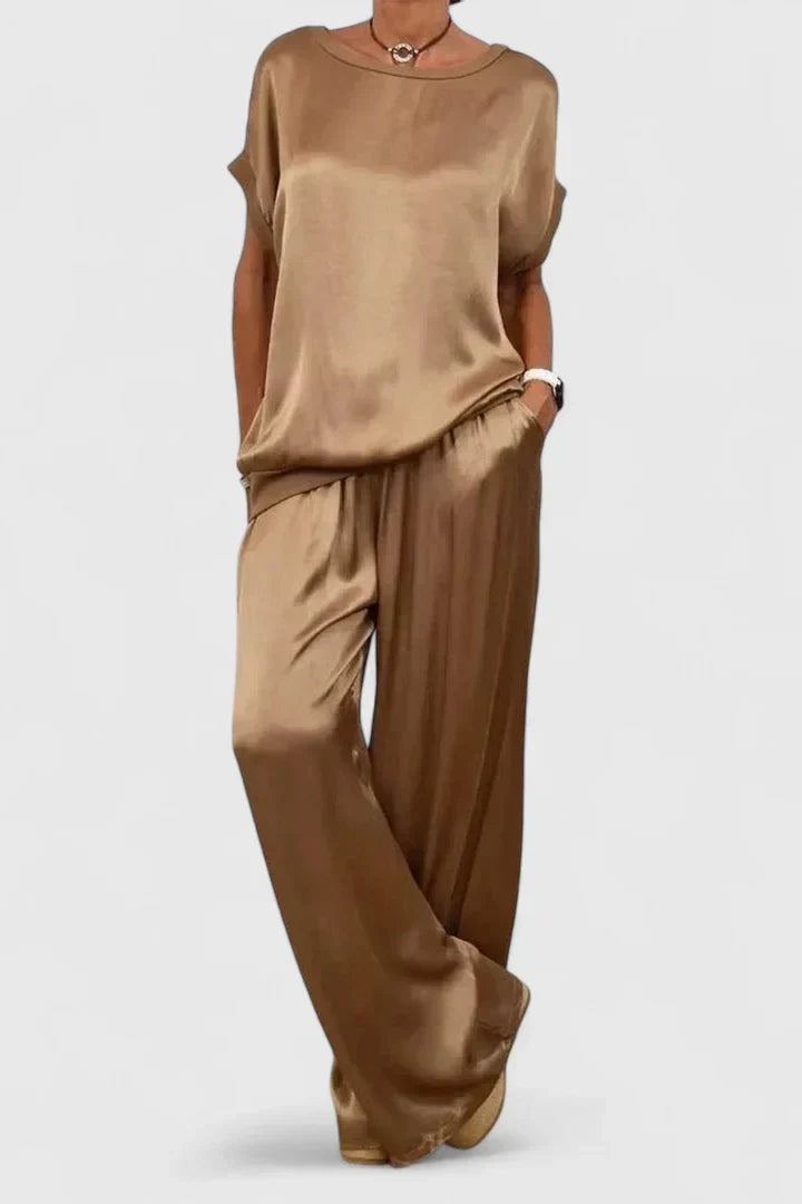 Versatile women's two-piece set with a stylish batwing top & relaxed wide-leg trousers. Ideal for loungewear & casual.