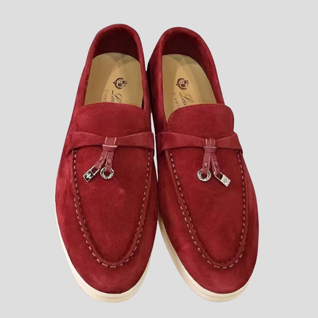 Classic women's loafers featuring tassels, a chic slip-on design for versatile and elegant footwear.