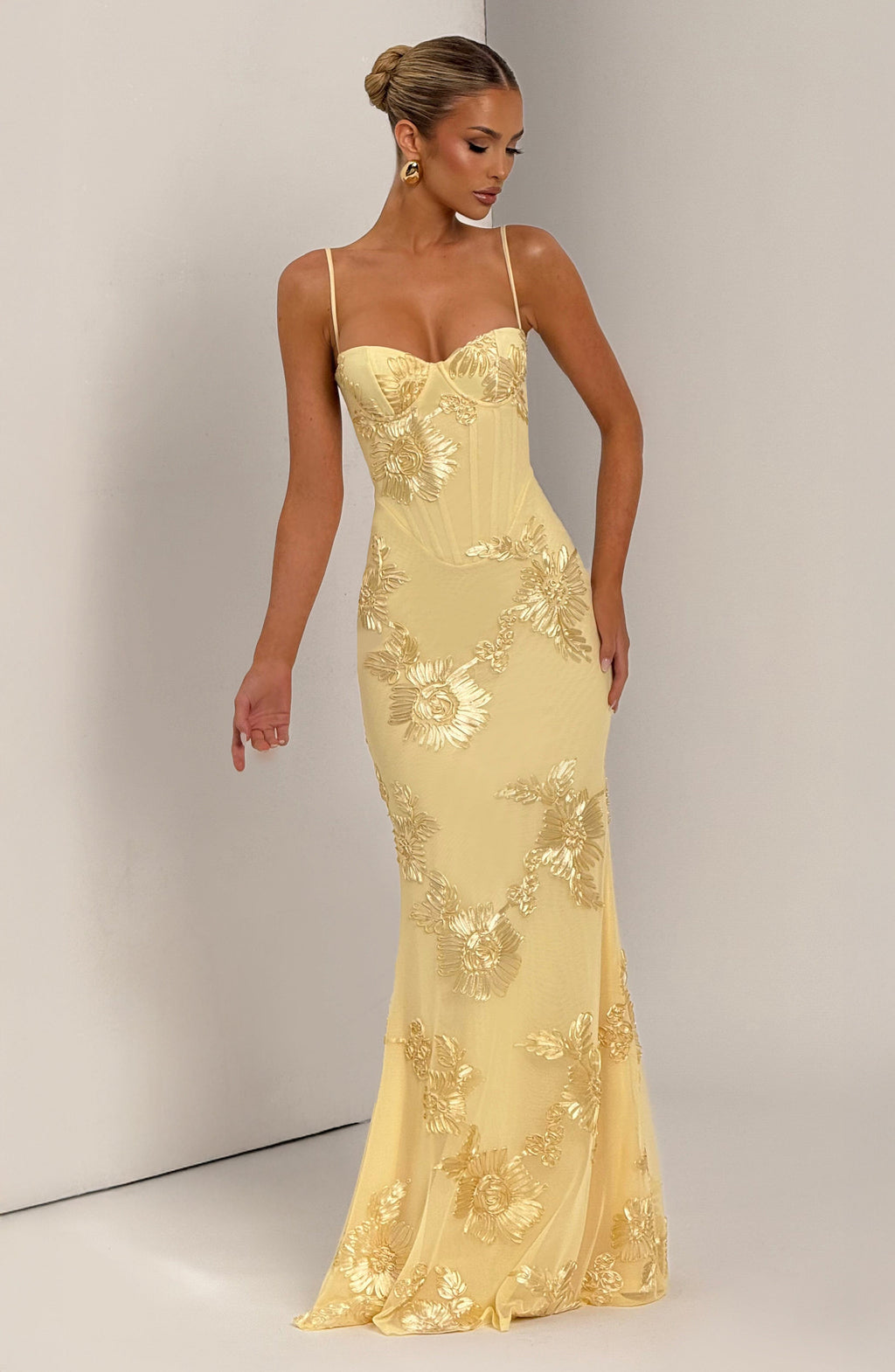 Full-length formal mermaid prom dress for women, adorned with delicate floral appliqués for an elegant look.