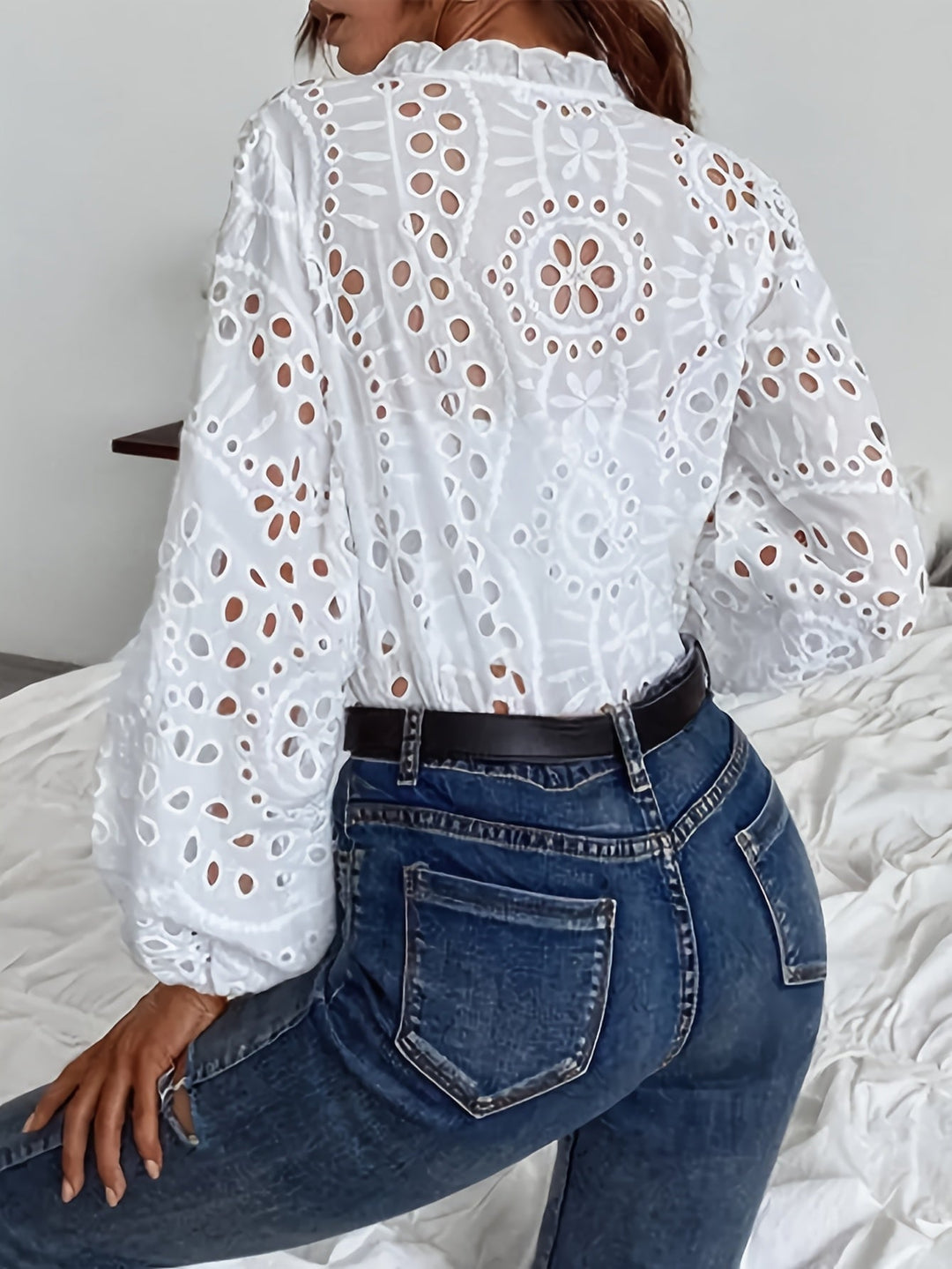 Stylish women's long-sleeve floral blouse featuring a classic button closure, ideal for an elegant spring look.