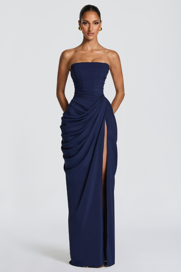 Chic women's flowing maxi party dress, an elegant long gown for various special occasions.