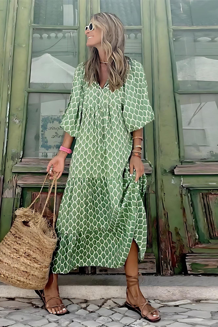 Sophisticated green maxi dress for women, ideal for formal events, parties, or elegant evening wear. Flowy design.