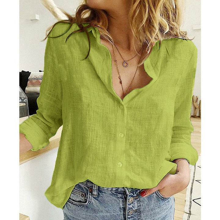 Versatile women's flowy blouse, stylish and elegant, with a relaxed fit for comfortable fashion.