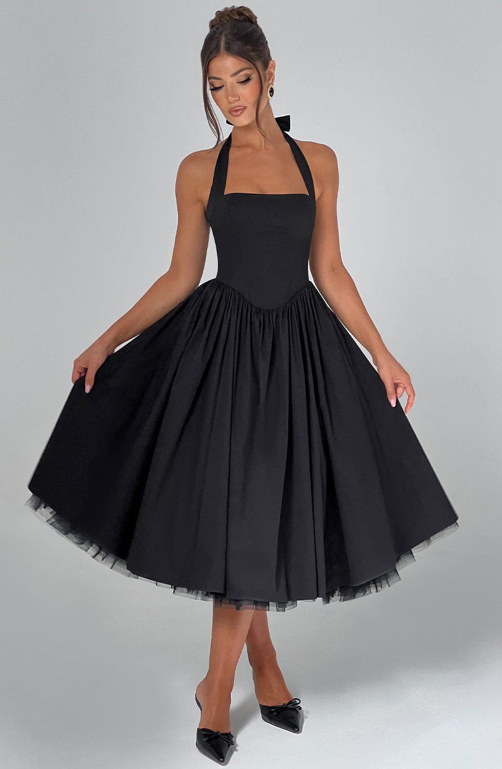 Classic women's midi cocktail dress with a sophisticated halter neck. Ideal for evening events.