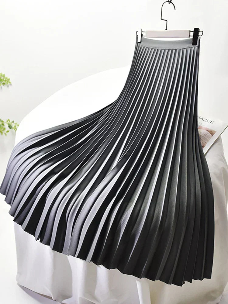Flattering high-waisted women's pleated midi skirt, offering an elegant and comfortable fit.
