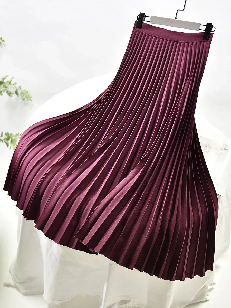 Elegant women's high waist pleated midi skirt in a flowing fabric, perfect for sophisticated style.