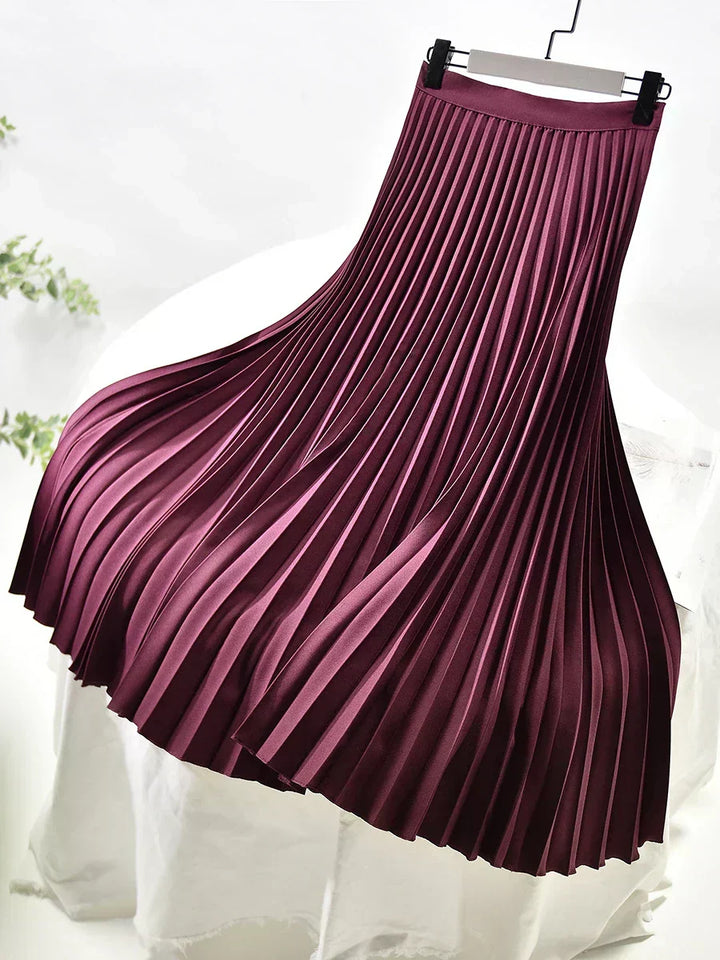 Elegant women's high waist pleated midi skirt in a flowing fabric, perfect for sophisticated style.