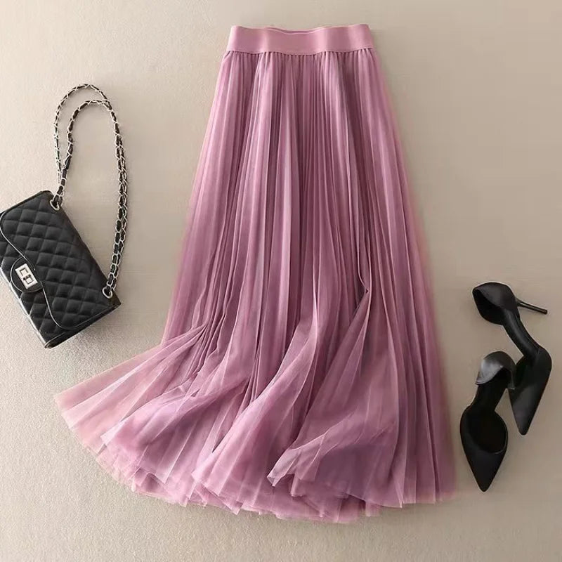 Versatile women's high-waisted pleated midi skirt, ideal for creating chic and sophisticated outfits.