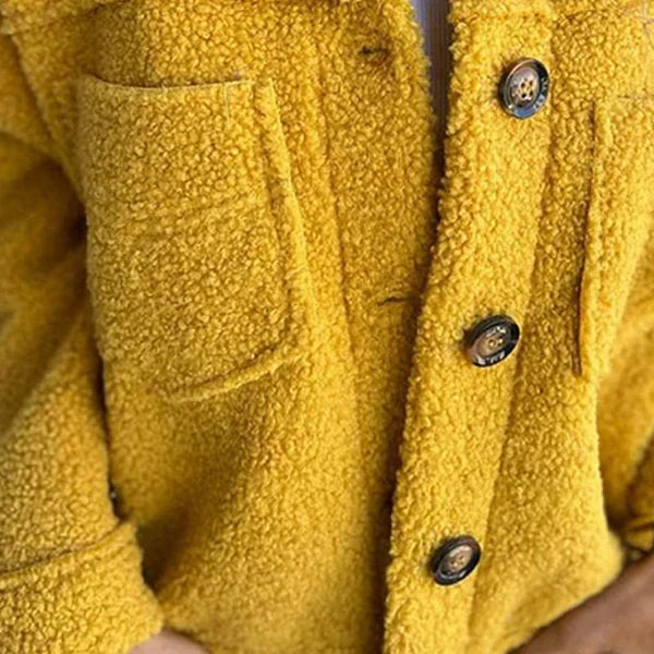 Stylish women's fall jacket featuring a classic lapel collar. Versatile outerwear for a refined look.