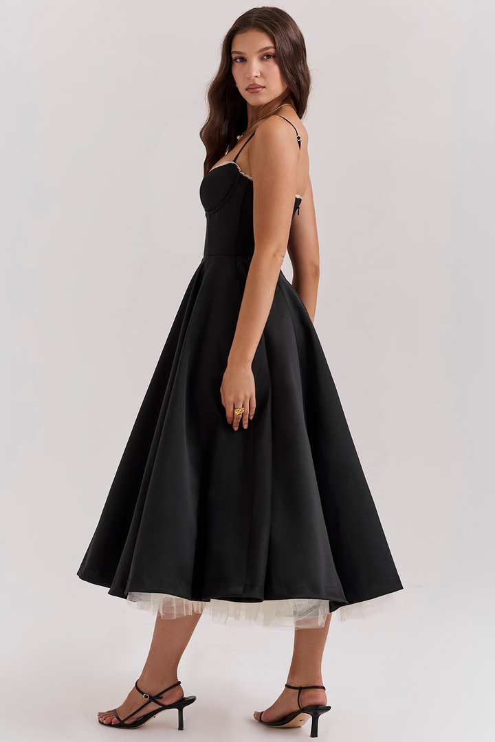 Versatile women's midi dress with a romantic lace-trimmed corset, sweetheart neckline, and essential pockets. Ideal for events.