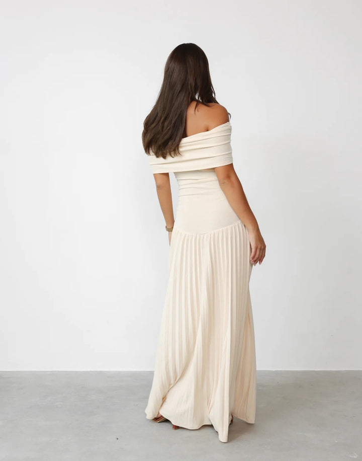 Women's pleated off-shoulder maxi dress in cream. Elegant and ideal for special occasions.