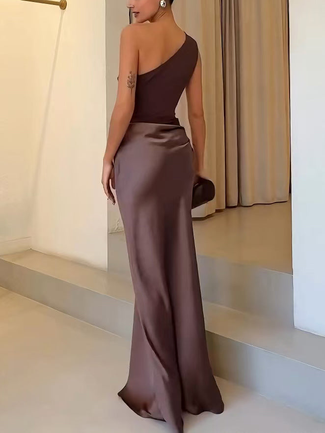 Sophisticated women's one-shoulder maxi formal dress with elegant pleats, ideal for galas & special events.