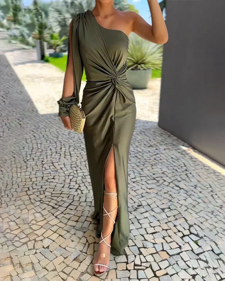 Elegant women's pleated dress, perfect for evening wear or special occasions. Features a flattering fit and versatile style.