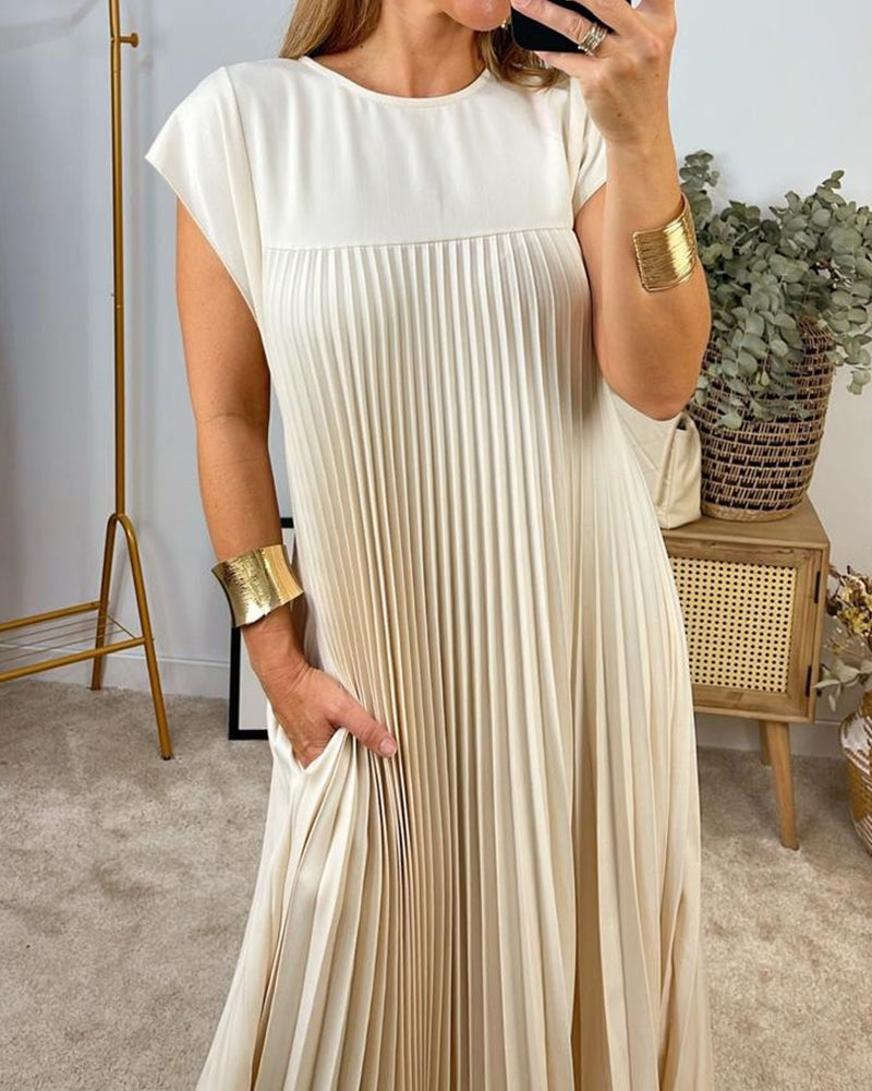 Elegant women's pleated maxi dress, perfect for summer occasions. Flowing fabric & comfortable style.