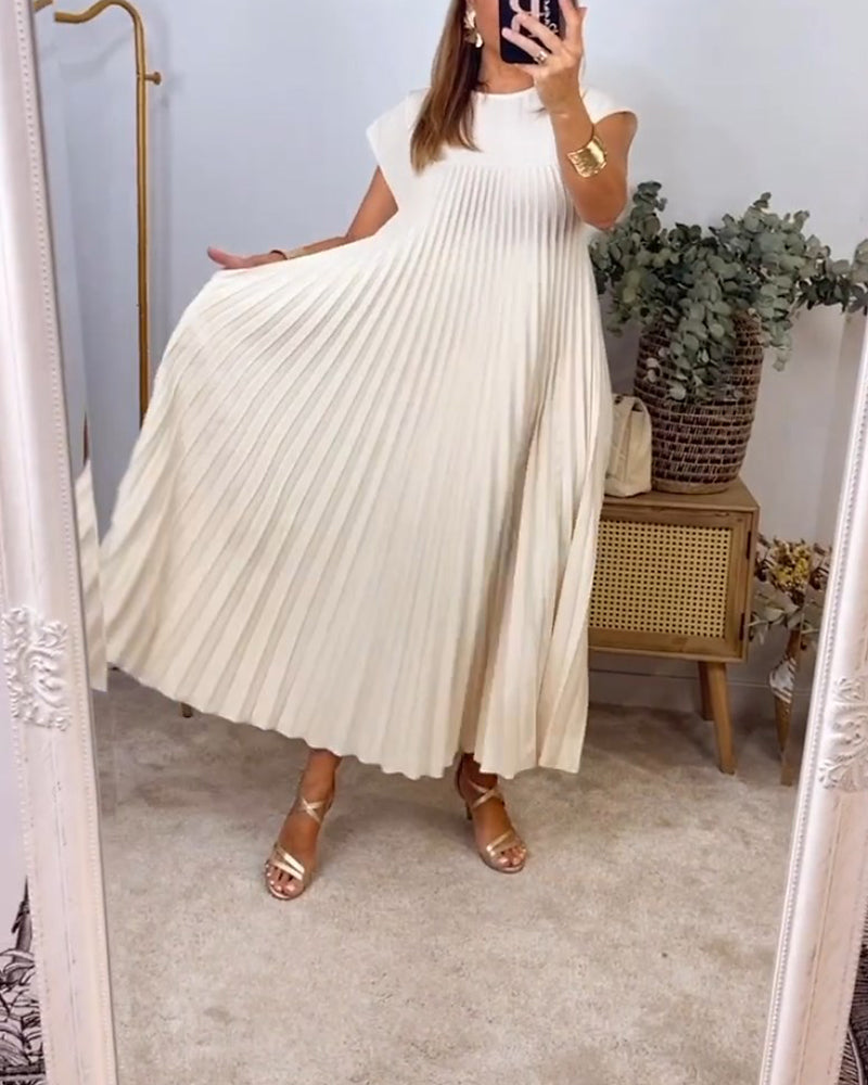 Versatile women's elegant pleated maxi dress, offering a flowing fit and comfortable summer style.